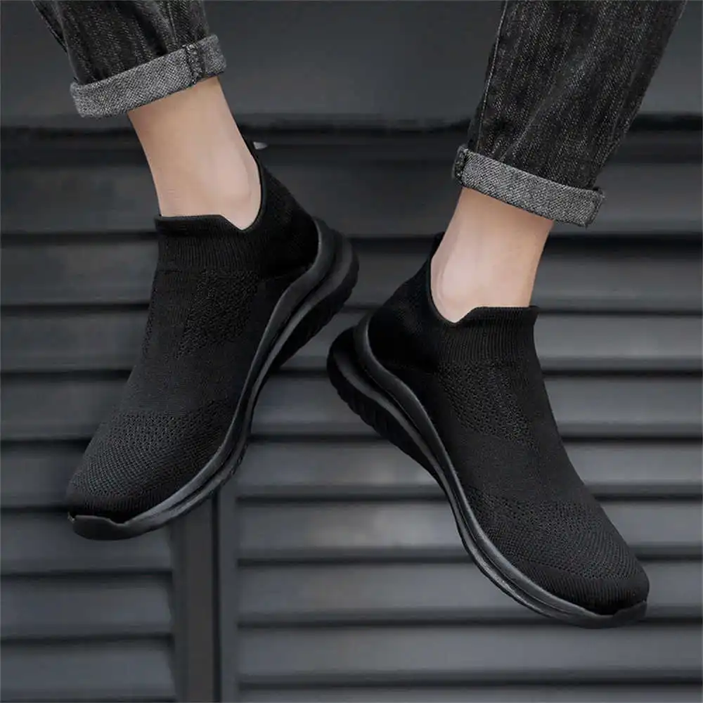 Women Accessories Business Name Ideas - أحذية تنس جديدة ناعمة باللون البيج